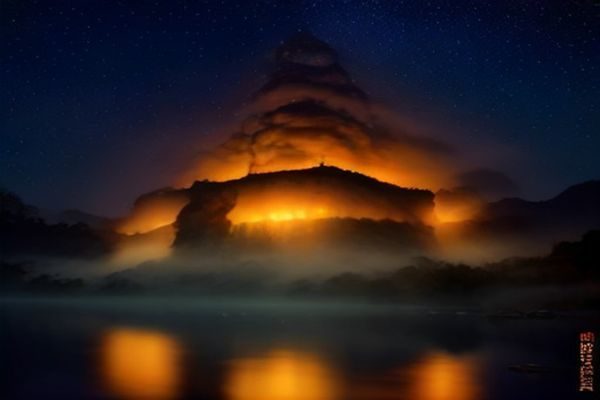 日本东京繁华街道夜景，霓虹灯招牌密集，娱乐产业氛围浓厚，展现日本大众娱乐文化的多元面貌
